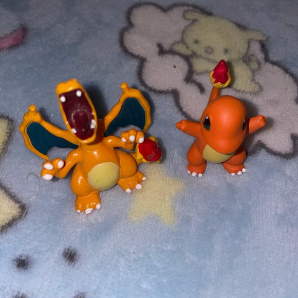 Charizard and Charmander Figures - Picture 2 of 4